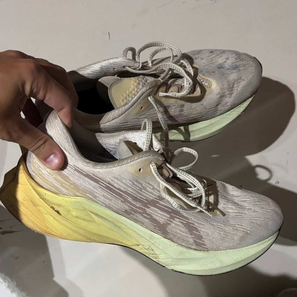 Asics Novablast 3 - Men’s Sneakers in Cream and Yellow